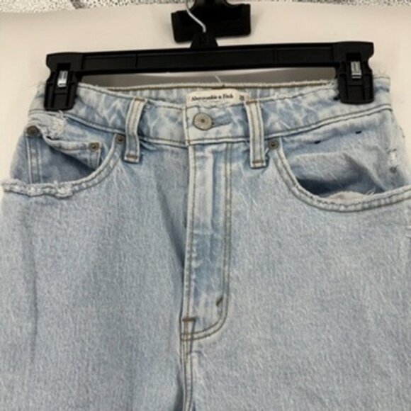 Abercrombie & Fitch 90s Relaxed High Rise Curve Love Jeans Size 26 Light Wash - Picture 3 of 10